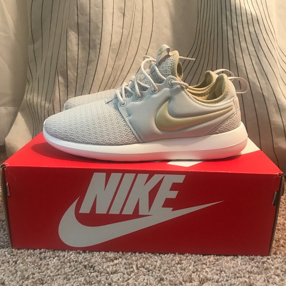 ❗️SOLD❗️NEW Nike Roshe Two Light Bone / Gold 8 - Picture 2 of 5